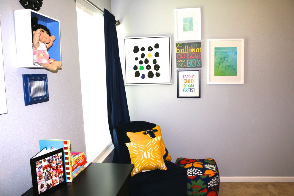 На фото: комната для малыша в современном стиле с серыми стенами с
