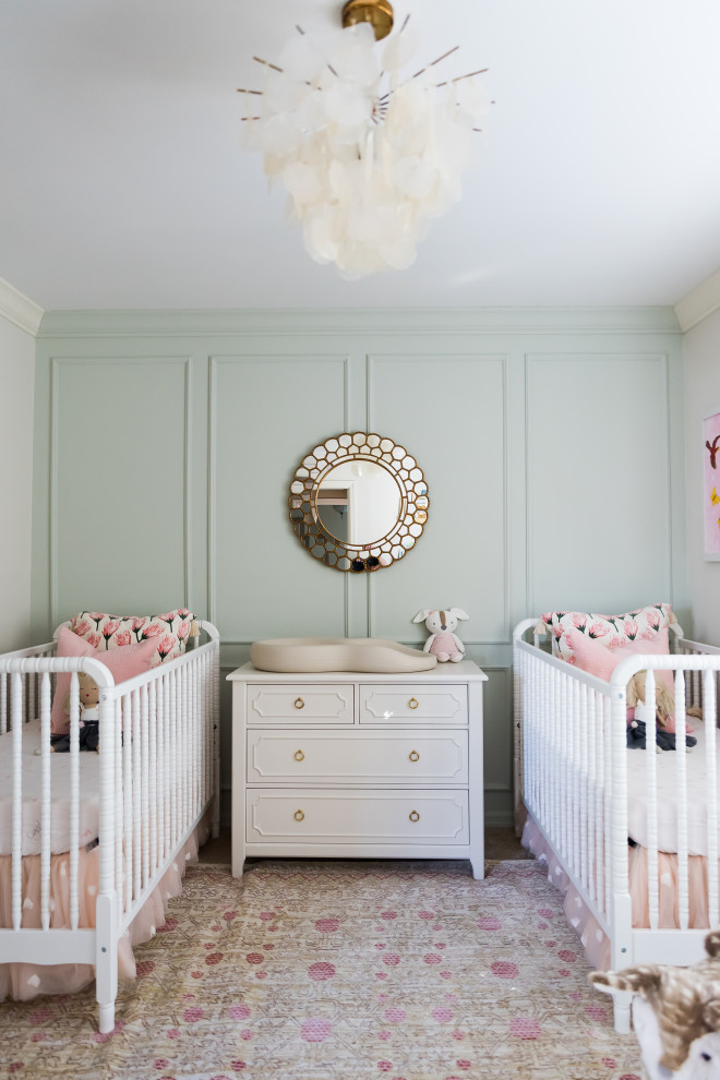 オーランドにある中くらいなトランジショナルスタイルのおしゃれな赤ちゃん部屋 (緑の壁、無垢フローリング、女の子用、ベージュの床) の写真