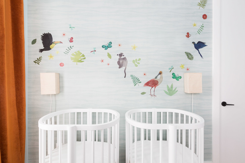 Modelo de habitación de bebé neutra bohemia con paredes azules