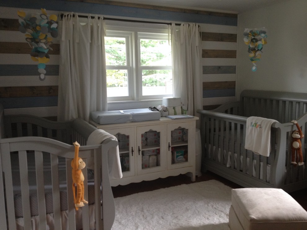 Idées déco pour une chambre de bébé neutre campagne de taille moyenne avec un mur blanc, un sol en bois brun et un sol marron.
