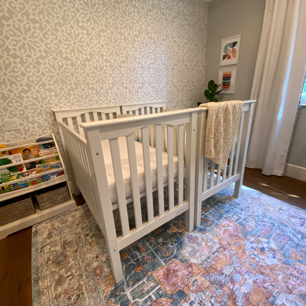 Diseño de habitación de bebé tradicional renovada de tamaño medio con suelo de madera oscura, casetón y papel pintado