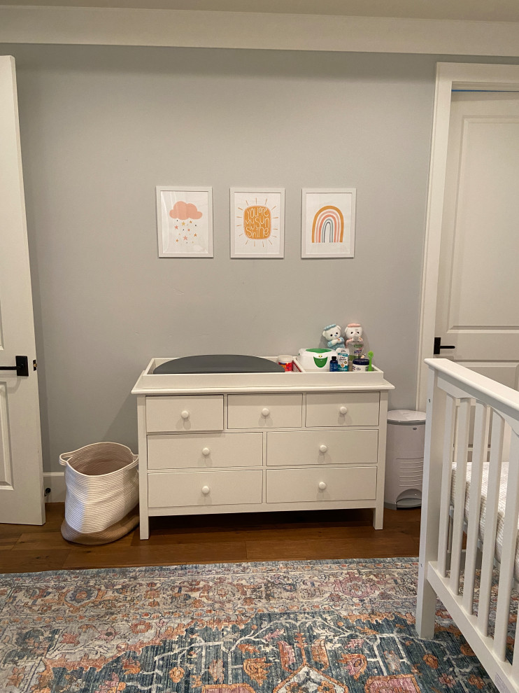 Idées déco pour une chambre de bébé classique de taille moyenne avec parquet foncé, un plafond à caissons et du papier peint.