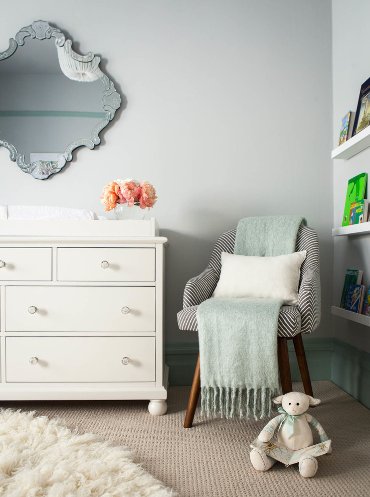 На фото: нейтральная комната для малыша в стиле неоклассика (современная классика) с серыми стенами и ковровым покрытием с