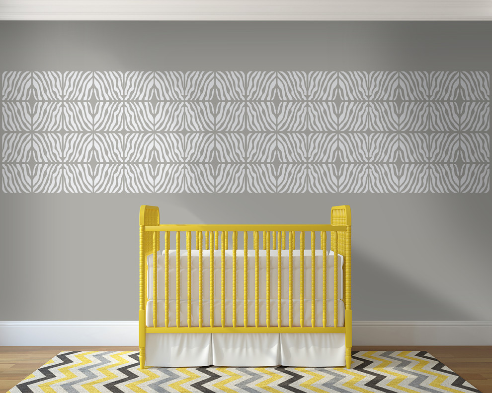 Inspiration pour une chambre de bébé neutre bohème avec un mur gris et un sol en bois brun.