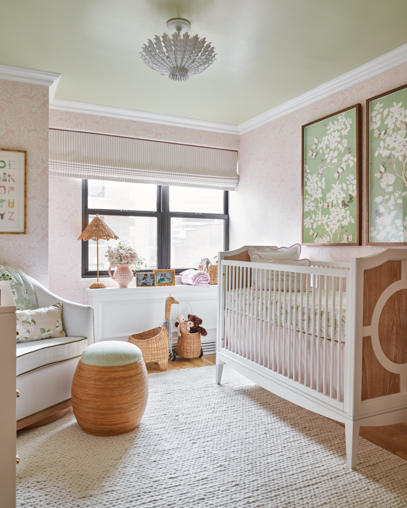 ニューヨークにあるトランジショナルスタイルのおしゃれな赤ちゃん部屋の写真