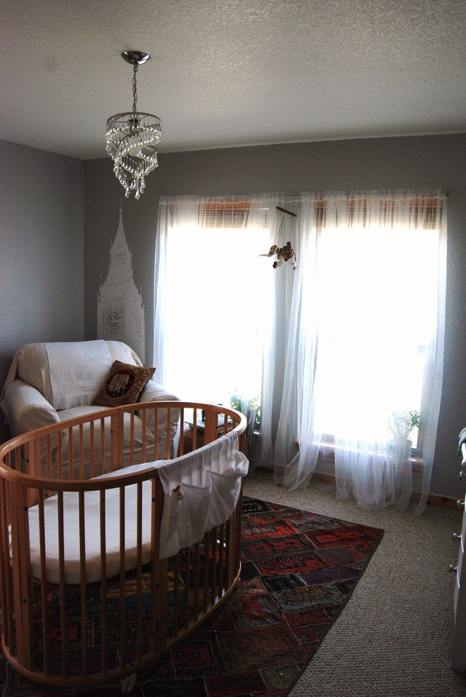 Neutrales Eklektisches Babyzimmer mit grauer Wandfarbe und Teppichboden in Sonstige