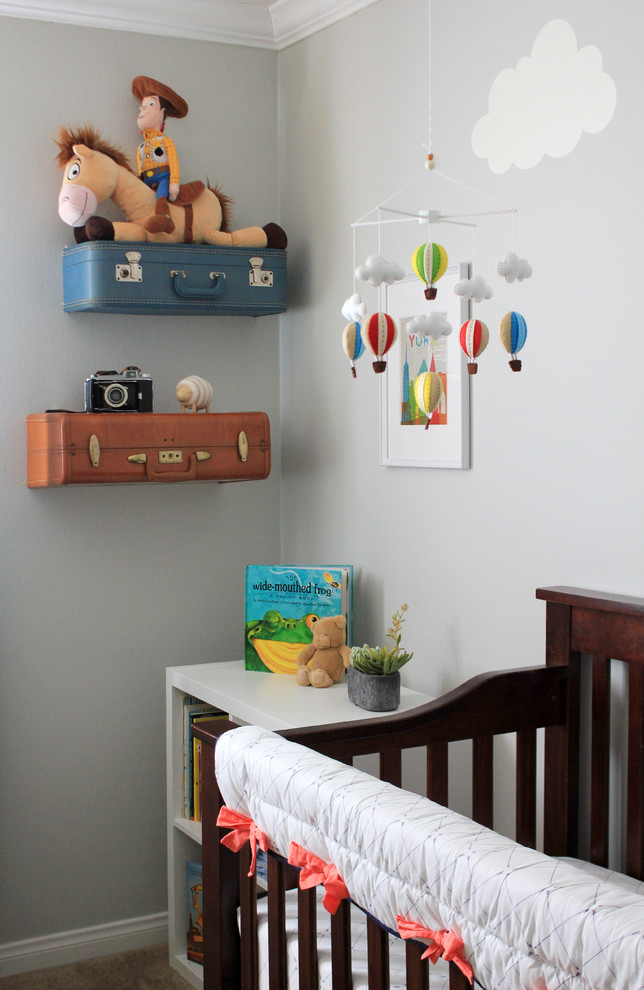 Inspiration pour une chambre de bébé neutre de taille moyenne avec un mur gris, moquette et un sol beige.