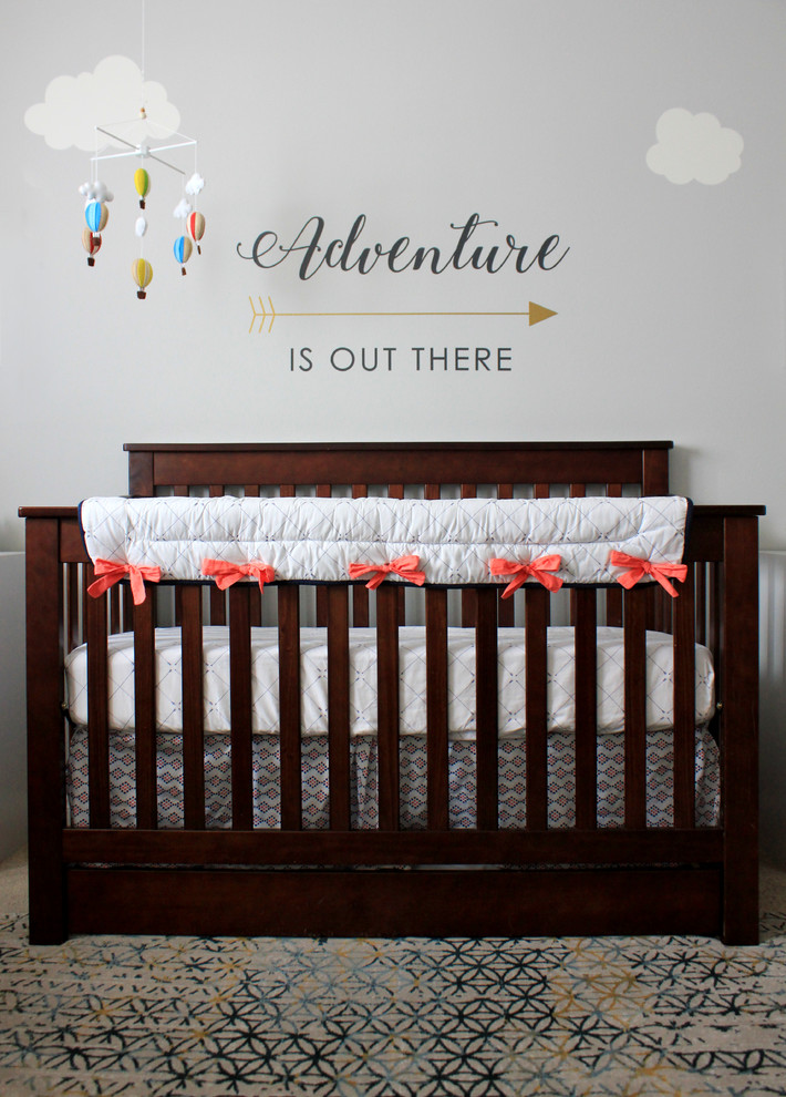 Imagen de habitación de bebé neutra de tamaño medio con paredes grises, moqueta y suelo beige