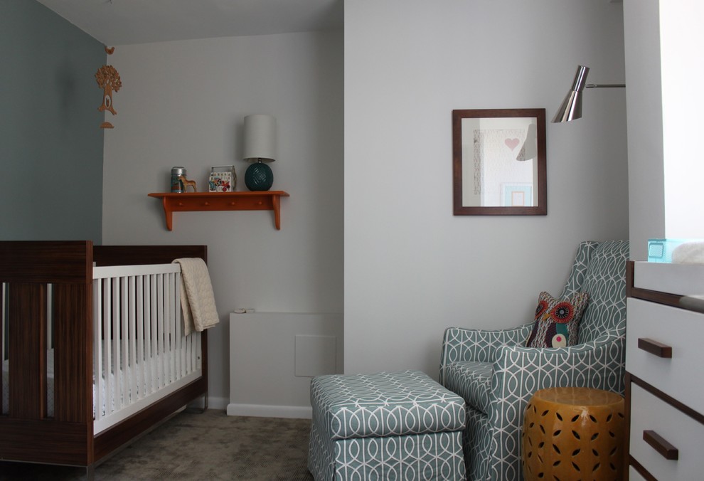 Ejemplo de habitación de bebé neutra contemporánea de tamaño medio con paredes blancas, moqueta y suelo beige