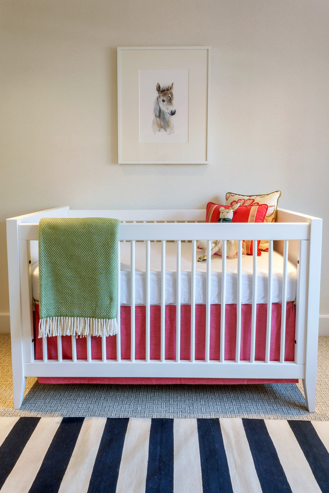 Imagen de habitación de bebé niña minimalista de tamaño medio con paredes beige y moqueta