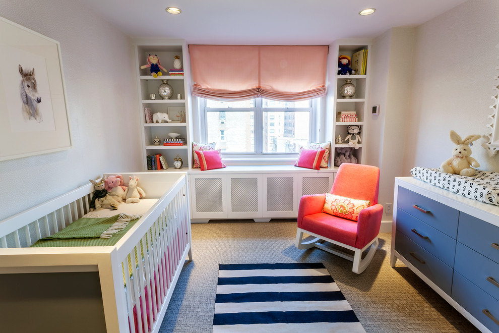 Cette photo montre une chambre de bébé fille moderne de taille moyenne avec un mur beige et moquette.