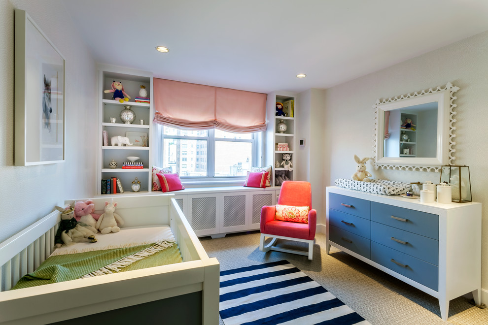 Aménagement d'une chambre de bébé fille moderne de taille moyenne avec un mur beige et moquette.