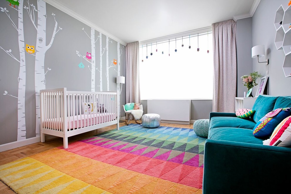 ニューヨークにあるお手頃価格の中くらいなトランジショナルスタイルのおしゃれな赤ちゃん部屋 (グレーの壁、カーペット敷き、女の子用) の写真
