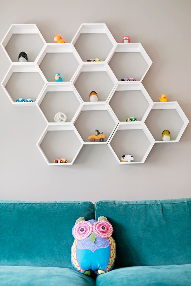 На фото: комната для малыша среднего размера в стиле неоклассика (современная классика) с серыми стенами и ковровым покрытием для девочки