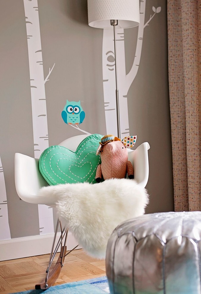 Ispirazione per una cameretta per neonata chic di medie dimensioni con pareti grigie e moquette