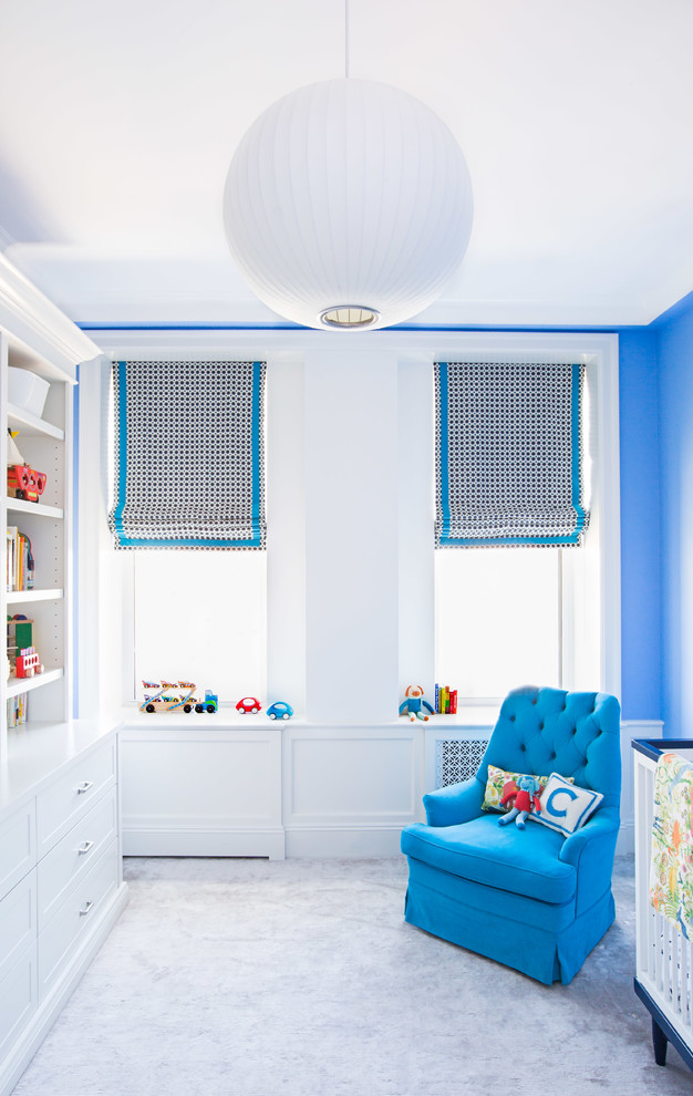 Immagine di una cameretta per neonati chic con pareti bianche, moquette e pavimento grigio