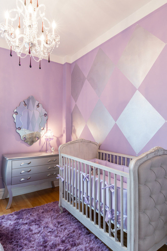 Cette image montre une chambre de bébé fille traditionnelle de taille moyenne avec un mur violet et un sol en bois brun.