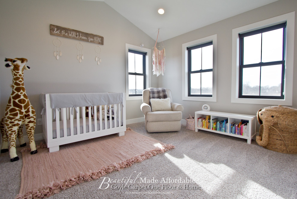 Idées déco pour une grande chambre de bébé fille contemporaine avec un mur blanc, moquette et un sol multicolore.