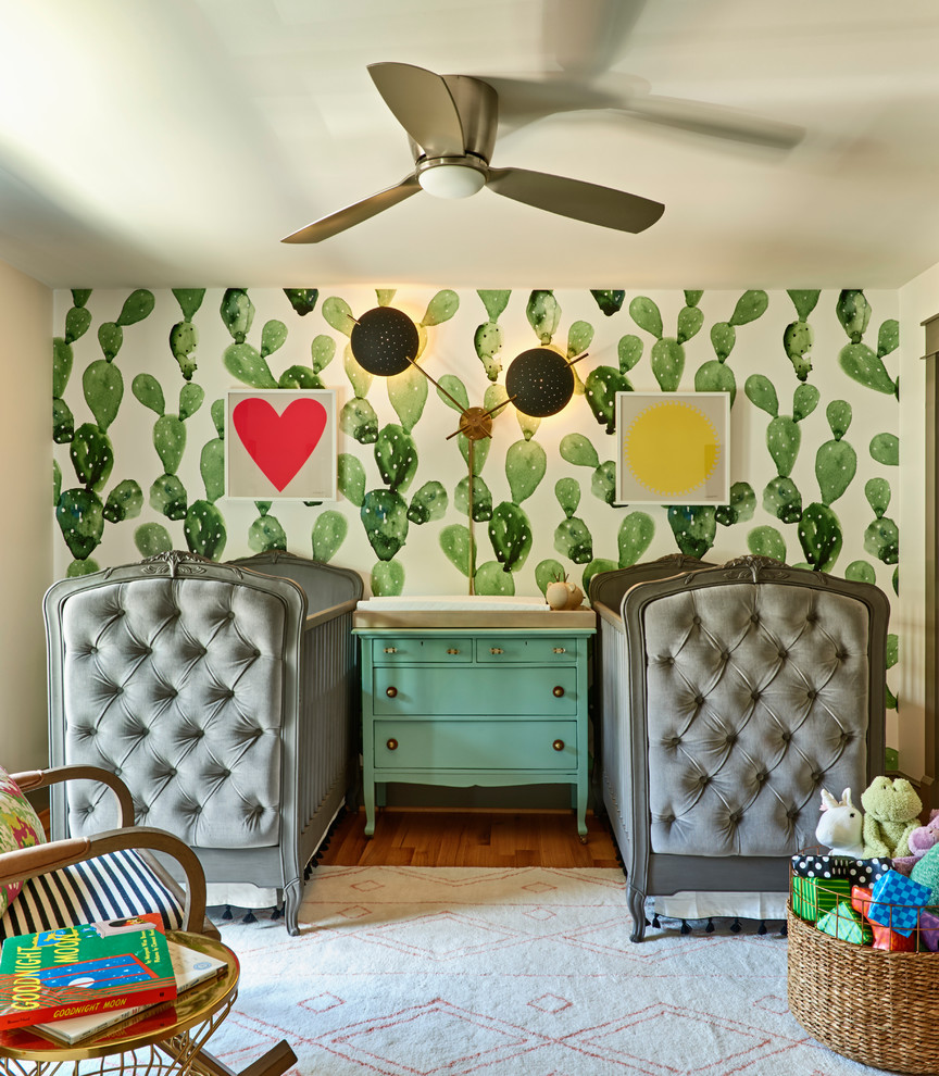 Стильный дизайн: нейтральная комната для малыша среднего размера в стиле фьюжн с зелеными стенами - последний тренд