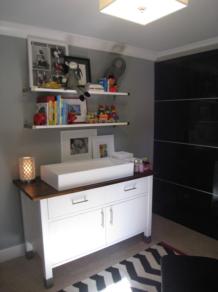 Стильный дизайн: комната для малыша в стиле фьюжн с серыми стенами для мальчика - последний тренд