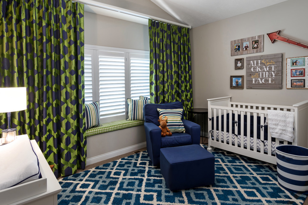 Idee per una cameretta per neonato tradizionale di medie dimensioni con pareti grigie, moquette e pavimento grigio