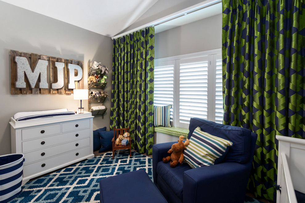 На фото: комната для малыша среднего размера в стиле неоклассика (современная классика) с серыми стенами, ковровым покрытием и серым полом для мальчика с