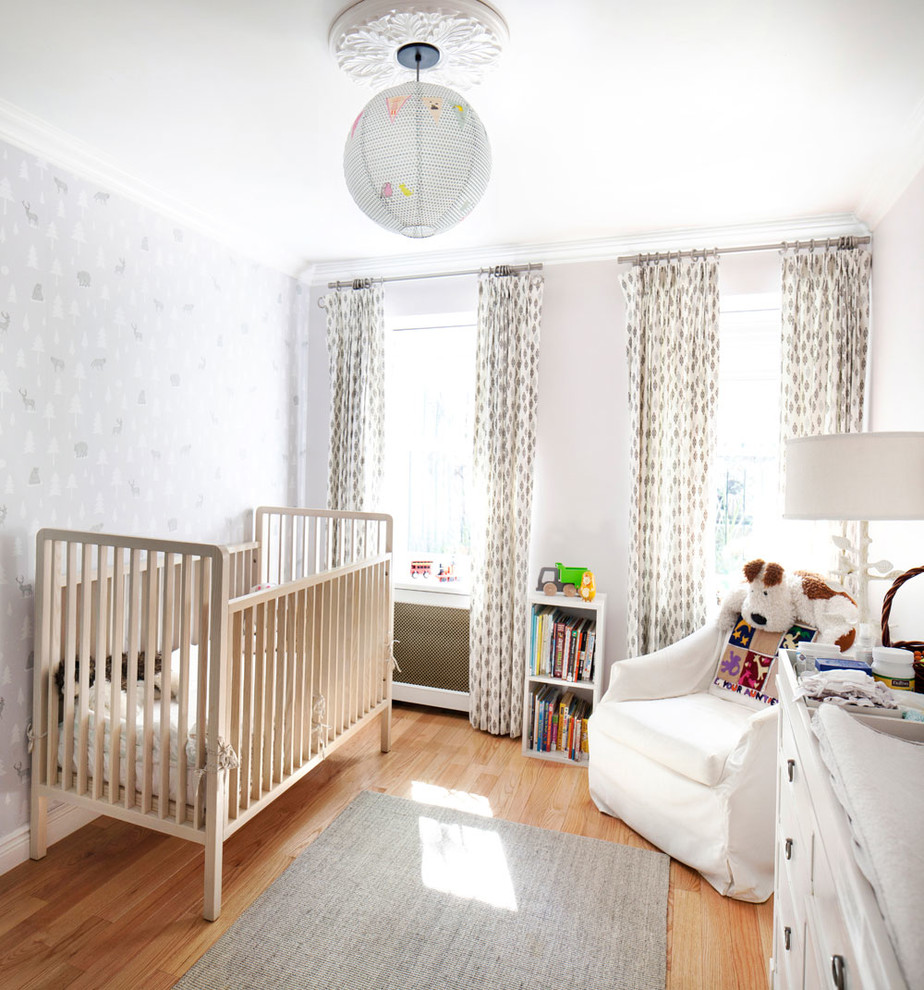 Пример оригинального дизайна: нейтральная комната для малыша среднего размера в стиле неоклассика (современная классика) с серыми стенами, паркетным полом среднего тона и бежевым полом
