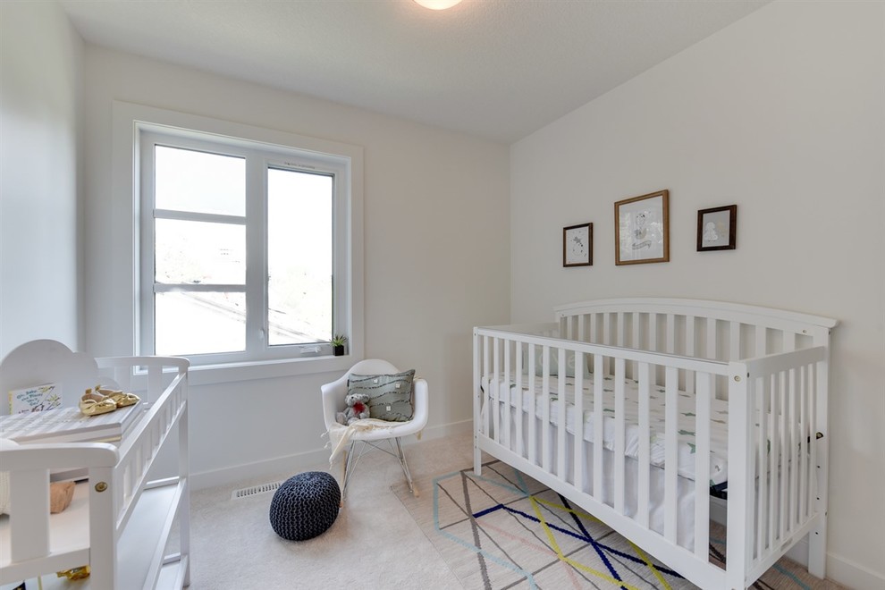 Immagine di una cameretta per neonati neutra chic con pareti bianche, moquette e pavimento bianco