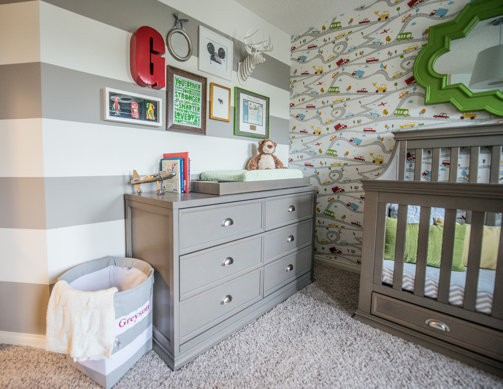 Diseño de habitación de bebé tradicional renovada de tamaño medio