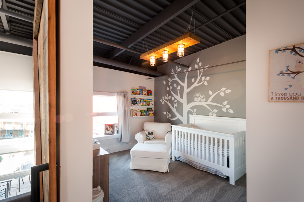 Modelo de habitación de bebé niño industrial de tamaño medio con paredes grises, moqueta y suelo gris