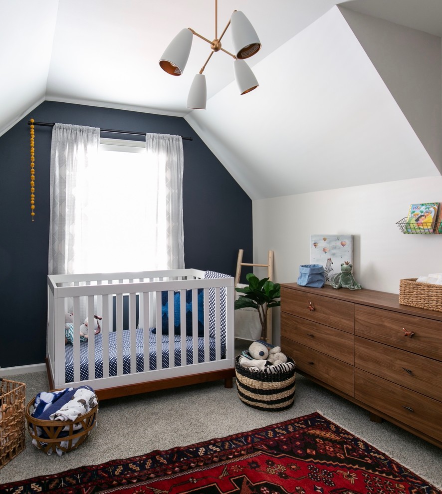 カンザスシティにあるお手頃価格の広いトランジショナルスタイルのおしゃれな赤ちゃん部屋 (白い壁、カーペット敷き、男女兼用、グレーの床) の写真