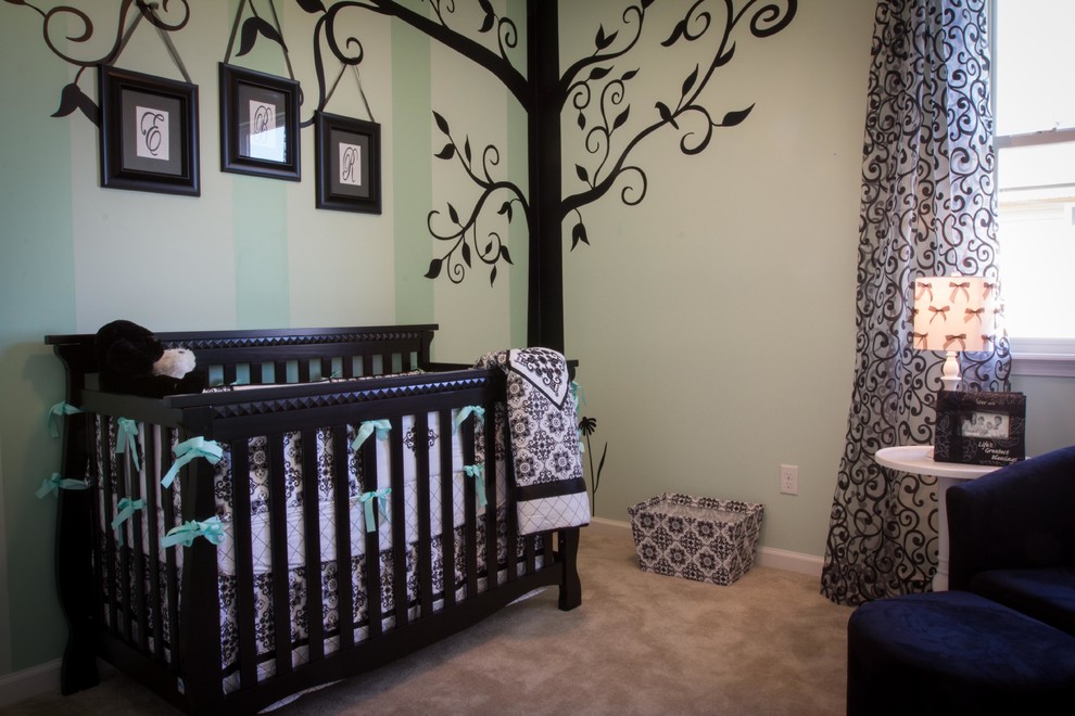 Aménagement d'une chambre de bébé neutre classique de taille moyenne avec un mur vert, moquette et un sol beige.
