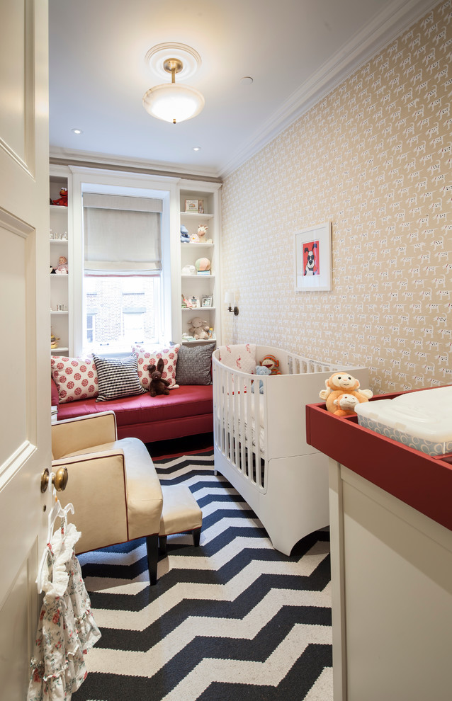 Стильный дизайн: нейтральная комната для малыша: освещение в стиле неоклассика (современная классика) с разноцветными стенами, ковровым покрытием и разноцветным полом - последний тренд