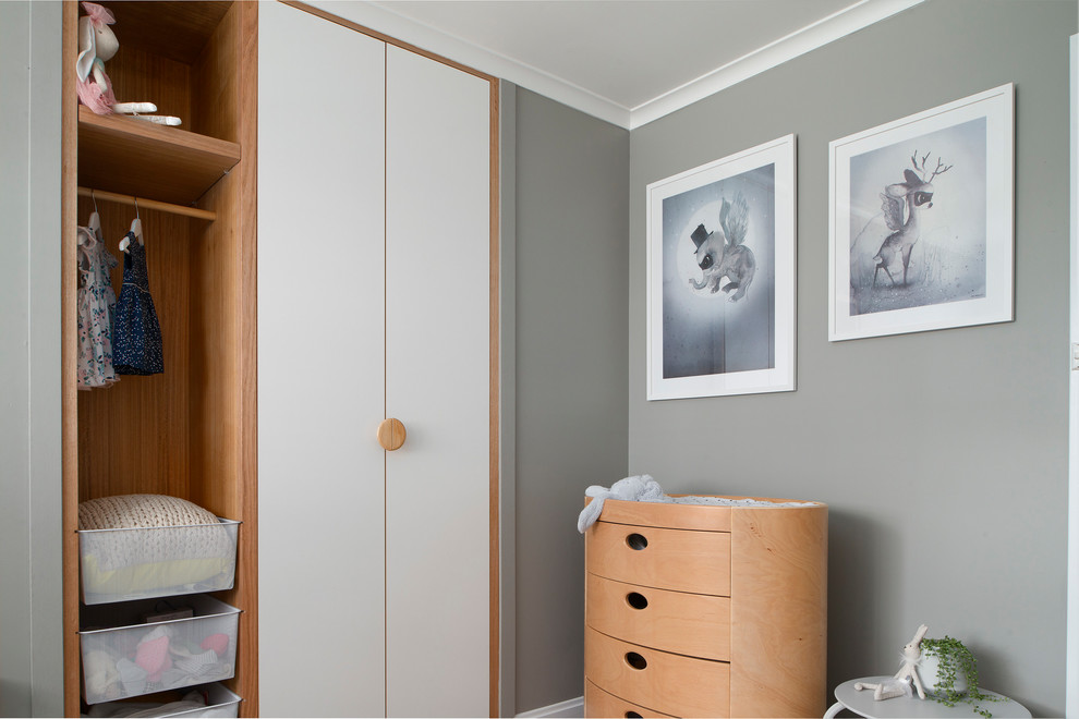 Пример оригинального дизайна: маленькая комната для малыша в стиле модернизм с серыми стенами, ковровым покрытием и серым полом для на участке и в саду, девочки