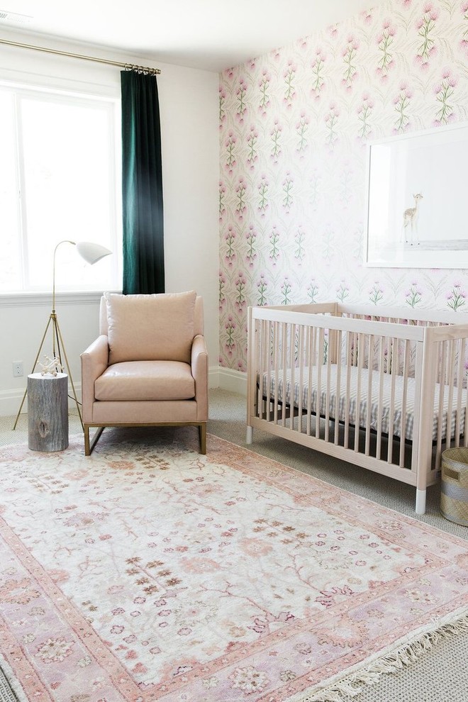 Exemple d'une chambre de bébé fille chic de taille moyenne avec un mur multicolore, moquette et un sol beige.