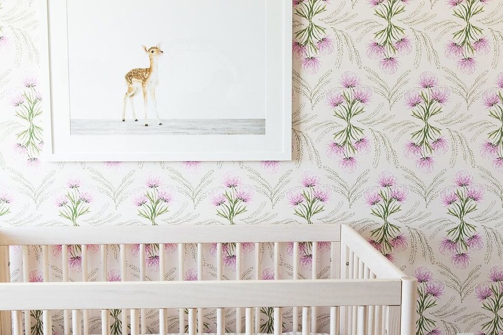 Idées déco pour une chambre de bébé fille classique de taille moyenne avec un mur multicolore, moquette et un sol beige.