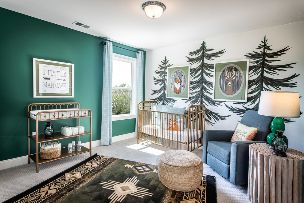 Idee per una cameretta per neonati neutra contemporanea di medie dimensioni con pareti verdi, moquette e pavimento grigio