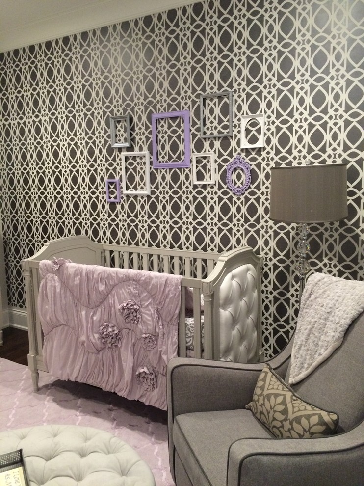 На фото: комната для малыша среднего размера в стиле шебби-шик с серыми стенами и темным паркетным полом для девочки
