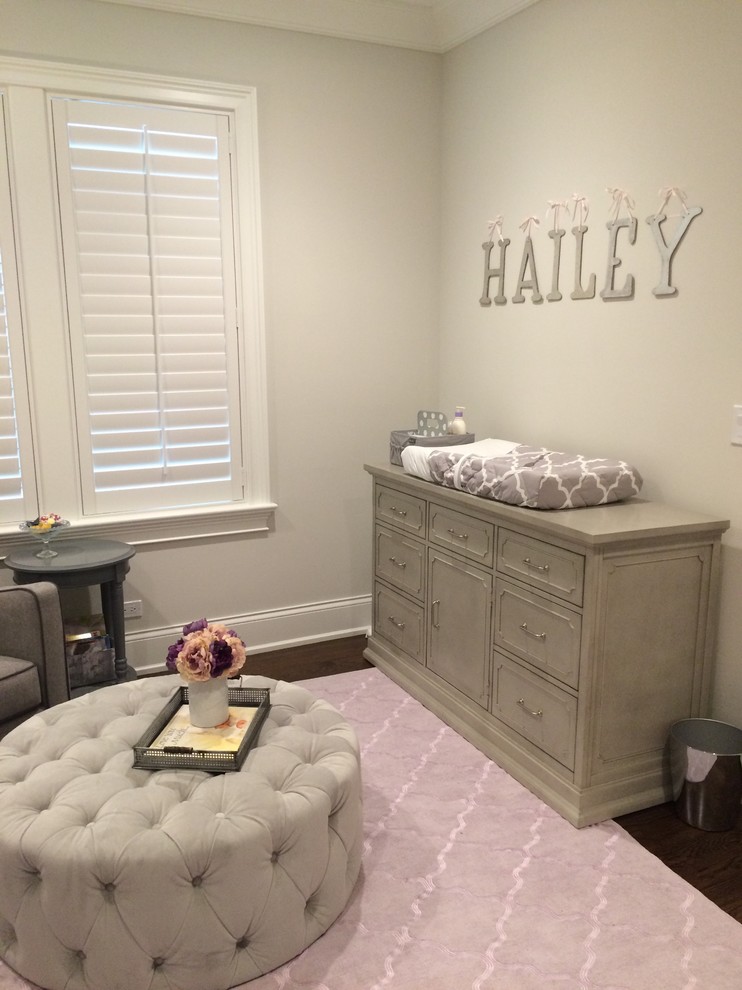 Idée de décoration pour une chambre de bébé fille style shabby chic de taille moyenne avec un mur gris et parquet foncé.