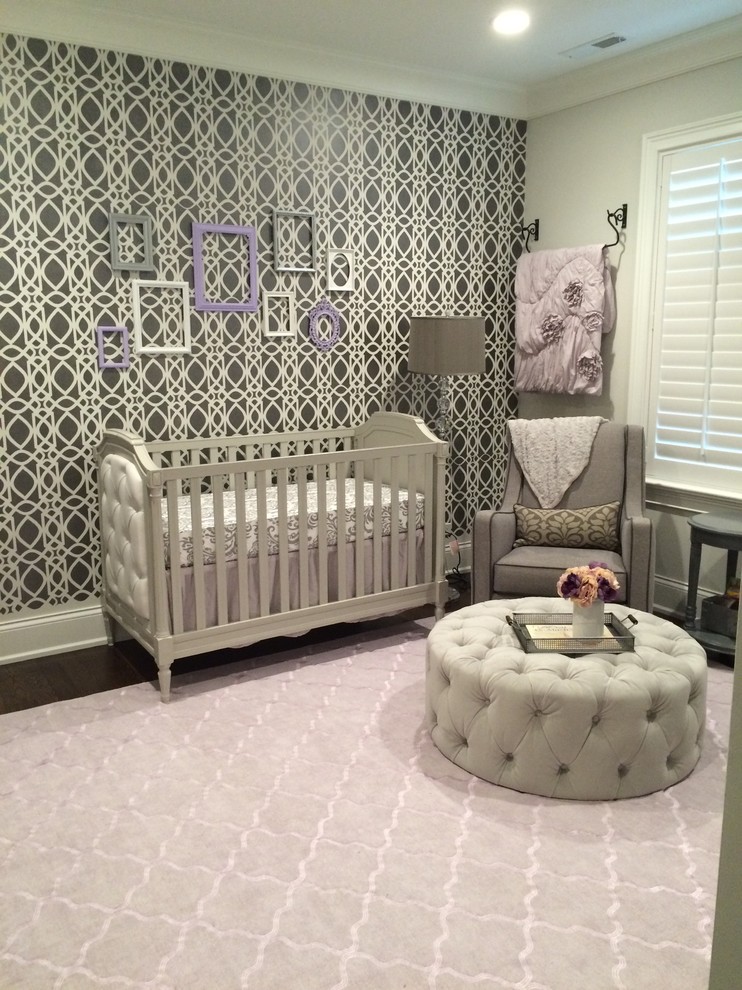 На фото: комната для малыша среднего размера в стиле шебби-шик с серыми стенами и темным паркетным полом для девочки с
