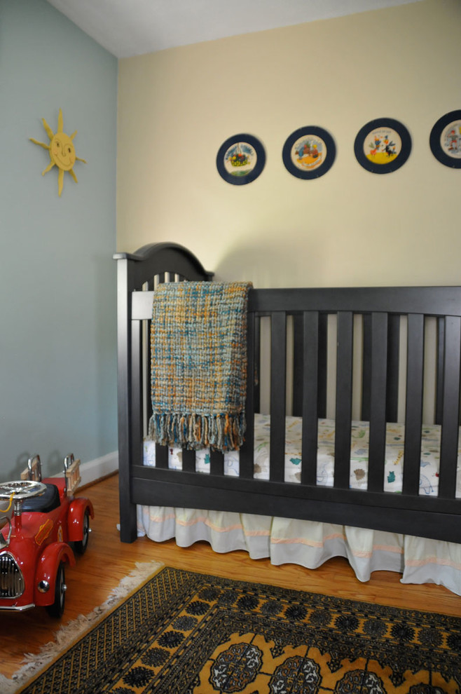 フィラデルフィアにある低価格の中くらいなトランジショナルスタイルのおしゃれな赤ちゃん部屋 (青い壁、淡色無垢フローリング、男の子用) の写真