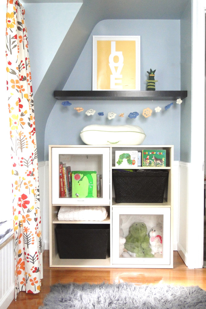 Neutrales Modernes Babyzimmer mit blauer Wandfarbe und braunem Holzboden in Philadelphia