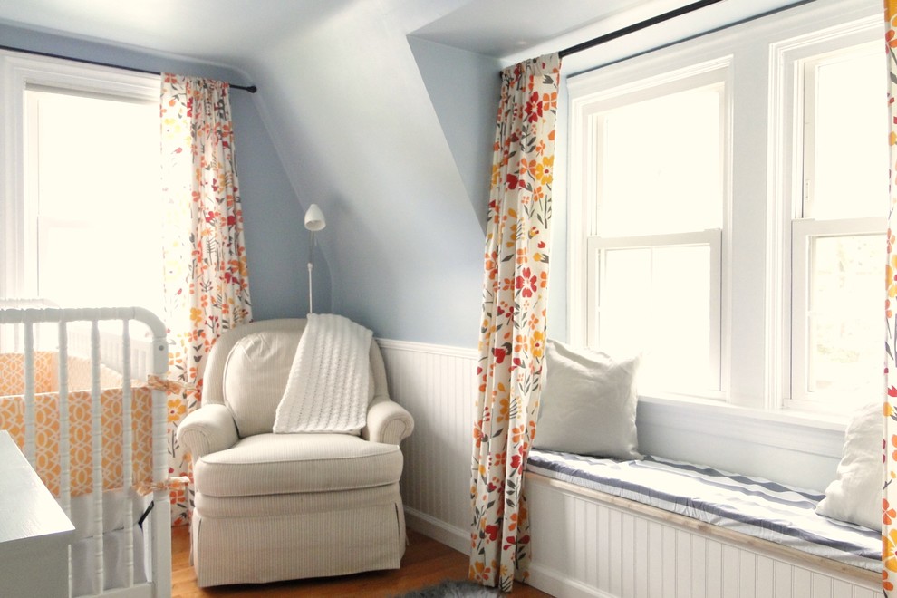 На фото: нейтральная комната для малыша в современном стиле с синими стенами и паркетным полом среднего тона с