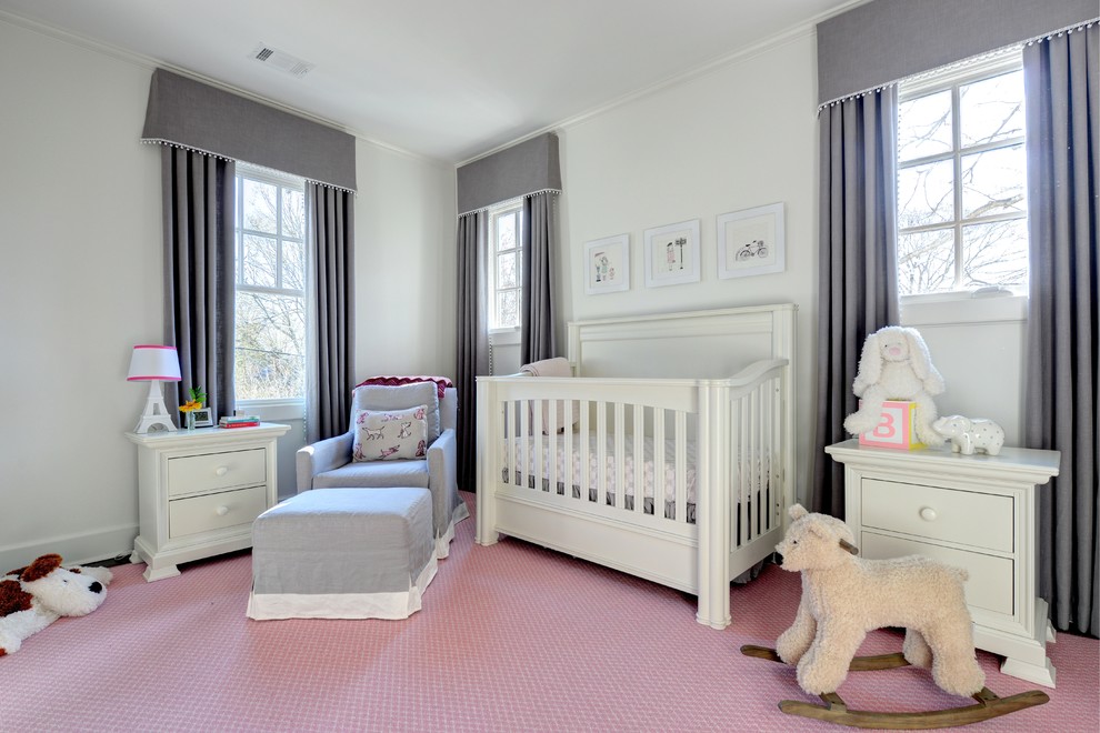 アトランタにあるトラディショナルスタイルのおしゃれな赤ちゃん部屋 (白い壁、カーペット敷き、女の子用、ピンクの床) の写真