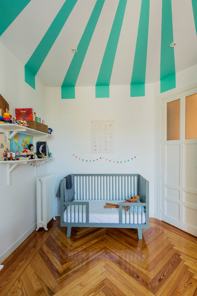 Neutrales, Mittelgroßes Eklektisches Babyzimmer mit bunten Wänden, braunem Holzboden und orangem Boden in Madrid
