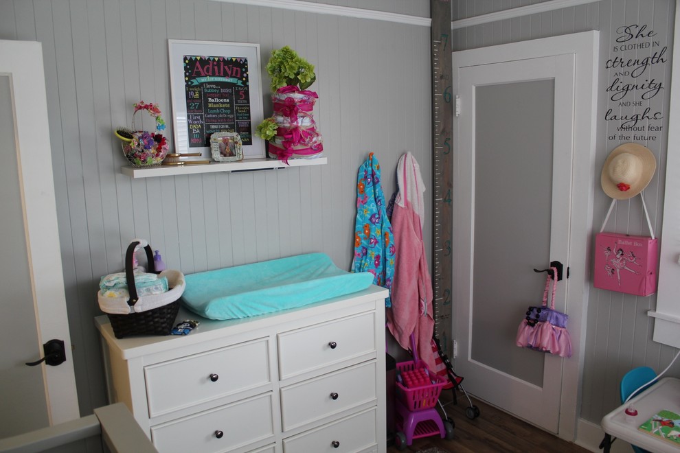 Inspiration pour une petite chambre de bébé fille marine avec un mur gris, sol en stratifié et un sol gris.