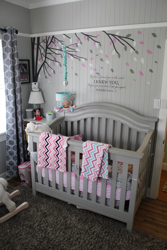 Idée de décoration pour une petite chambre de bébé fille marine avec un mur gris, sol en stratifié et un sol gris.