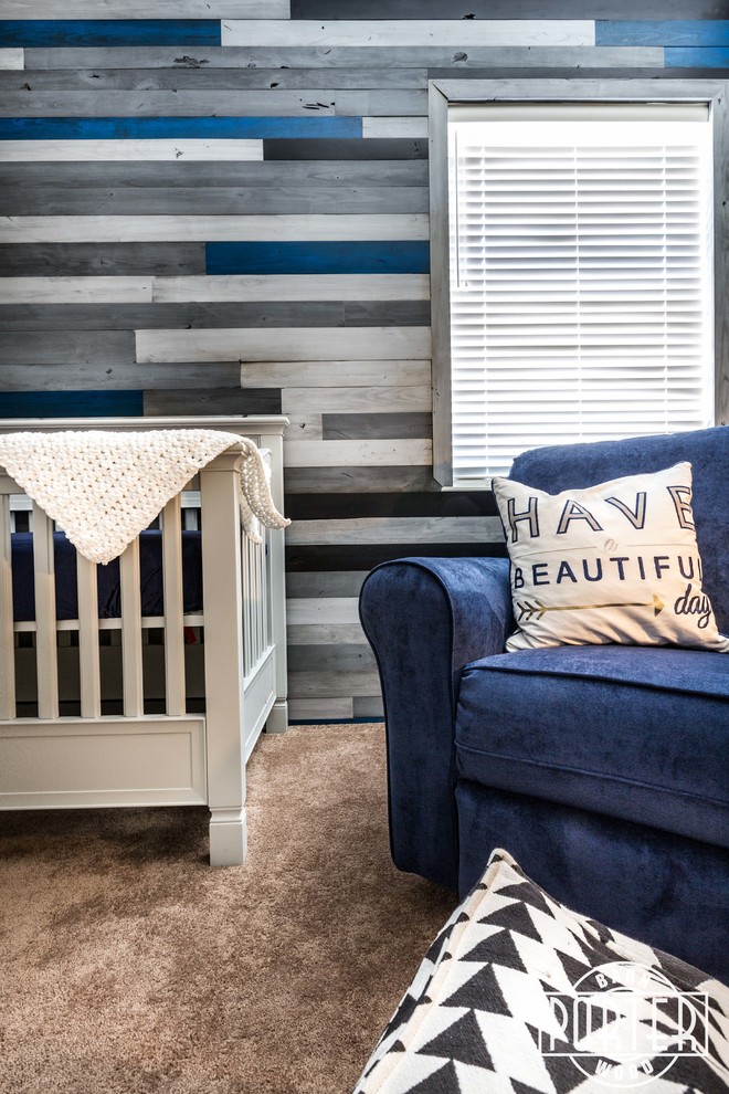 Ispirazione per una cameretta per neonato contemporanea di medie dimensioni con pareti blu e moquette