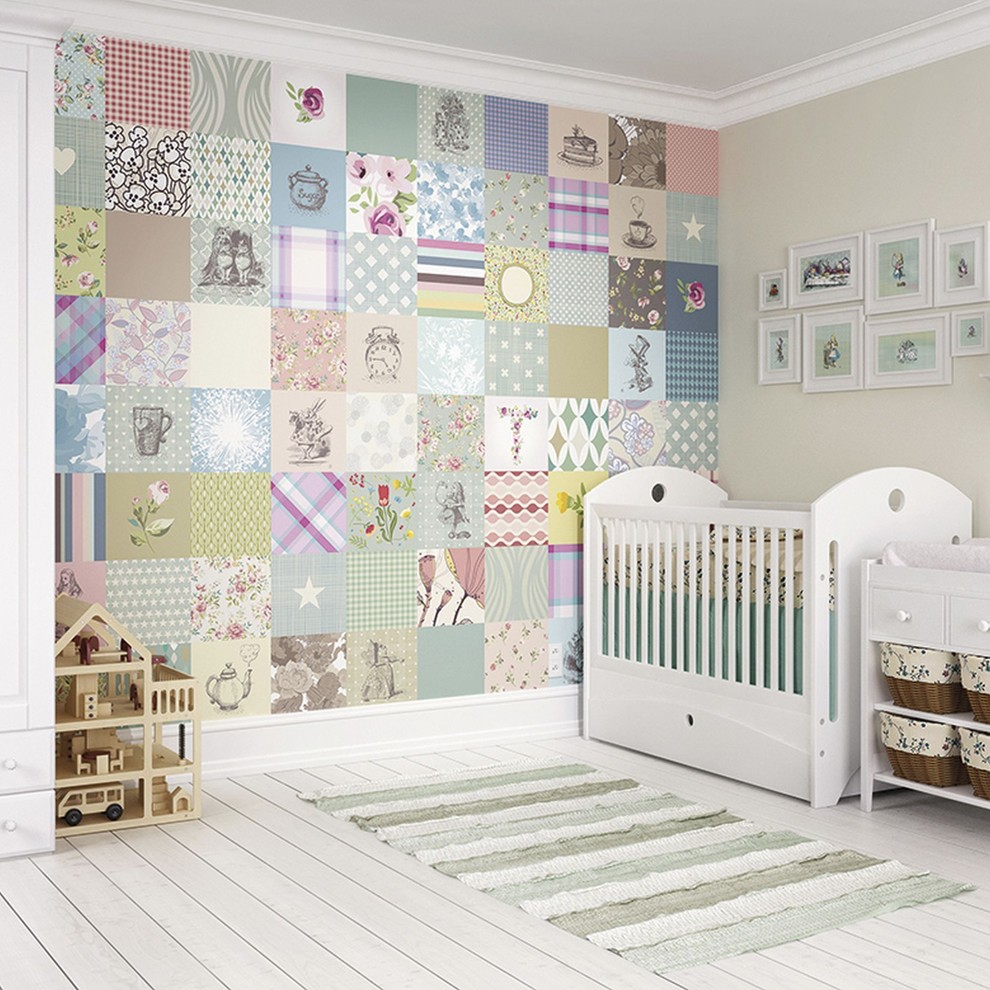 Idée de décoration pour une grande chambre de bébé neutre tradition avec un mur beige, parquet clair et un sol blanc.