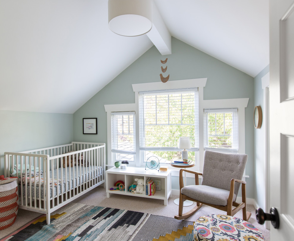Cette photo montre une chambre de bébé neutre chic de taille moyenne avec un mur vert, moquette et un sol beige.